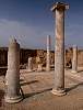 10_Ikia Limnis maison du lac cour a colonnes.JPG