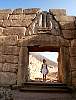 02_la porte des Lionnes de l'extrieur et Alex.JPG