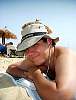 07_babou, son chapeau et la plage.JPG